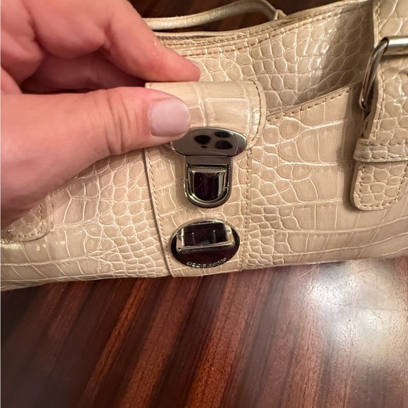 LIZ CLAIBORNE Cream Croc Embossed Faux Leather Top Handle Bag East-West - Picture 11 of 16